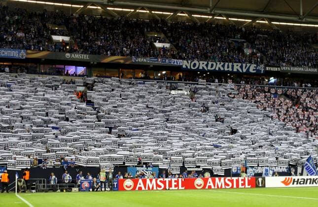 29.09.2016 - Schalke-Fans halten Schilder gegen RB-Salzburg hoch beim Europa League Gruppenspiel (Saison 2016 17) FC Schalke 04 - FC Salzburg. Â