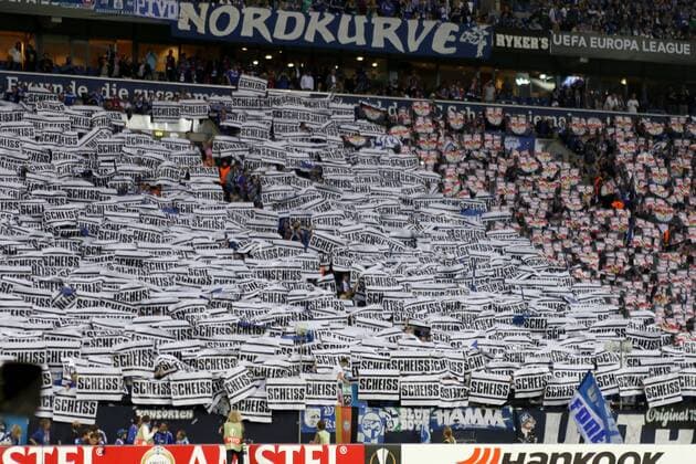 29.09.2016 - Schalke-Fans halten Schilder gegen RB-Salzburg hoch beim Europa League Gruppenspiel (Saison 2016 17) FC Schalke 04 - FC Salzburg. Â