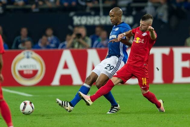Gelsenkirchen, Germany 29.09.2016, UEFA Europa League - 2016 17 Season, Gruppenphase, 2. Spieltag - Matchday 2, FC Schalke 04 - FC Salzburg, Naldo (S04) gegen Valon Berisha (Salzburg) ( DeFodi001