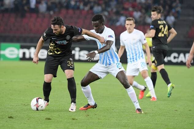 29.09.2016 Zürich.Schweiz Stadion Letzigrund Fussball Herren Saison 2016 2017 Europa League FC Zürich - Osmanlispor . Bild zeigt Sangone Sarr (FC Zürich) re. gegen Musa Cagiran (Osmanisport Aktion Zweikampf 
