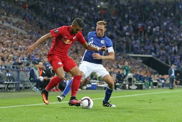 29.09.2016, Fussball UEFA Europa League 2016 2017, Gruppenphase, 2.Spieltag, FC Schalke 04 - RB Salzburg, in der VELTINS-Arena Gelsenkirchen. v.l. Wanderson (RB Salzburg) gegen Benedikt Höwedes (Schalke) 