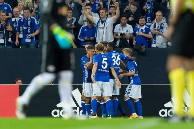 Gelsenkirchen, Germany 29.09.2016, UEFA Europa League - 2016 17 Season, Gruppenphase, 2. Spieltag - Matchday 2, FC Schalke 04 - FC Salzburg, Torjubel, jubel um Leon Goretzka(S04) nach seinem treffer zum 1:0 ( DeFodi001