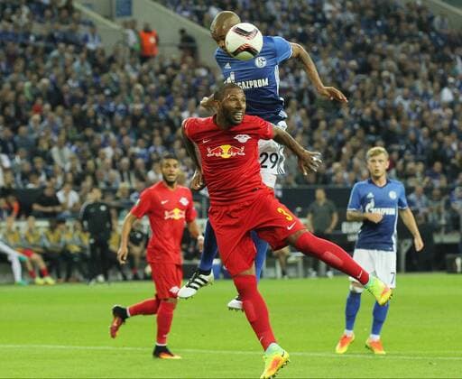 Naldo ( 29, FC Schalke 04) mit Paulo Miranda ( 3, RB Salzburg) beim Kopfball, FC Schalke 04 vs. RB Salzburg, Fussball, UEFA EURO EM Europameisterschaft Fussball League, 29.09.2016, Gelsenkirchen Copyright: xDeutzmannx xEibner-Pressefotox EP_cdn