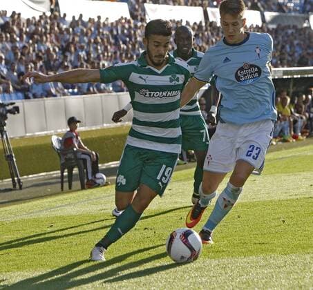Celta s midfielder Josep Sene (R) fights for the ball with Panathinaikos Argentinian Lucas Villafanez during the UEFA EURO EM Europameisterschaft Fussball match between Celta de Vigo and Panathinaikos at Balaidos stadium in Vigo, Galicia, Spain, 29 September 2016. CELTA VS. PANATHINAIKOS !ACHTUNG: NUR REDAKTIONELLE NUTZUNG!  VIG001 20160929-636107759924476004