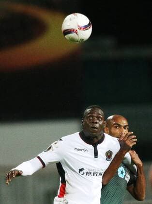 KRASNODAR, RUSSIA - SEPTEMBER 29, 2016: OGC Nice s Mario Balotelli (front) and FC Krasnodar s Naldo struggle for the ball in the 2016 17 UEFA Europe League Group I Round 2 football match at the Kuban Stadium. Vitaly Timkiv TASS  TS032CC1