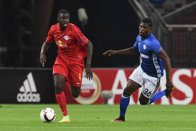Fußball Europa League Gruppenphase 2. Spieltag Schalke 04 - Red Bull Salzburg am 29.09.2016 in der Veltins Arena in Gelsenkirchen Dayot Upamecano ( Salzburg ), links - Breel Embolo ( Schalke ), rechts xRx