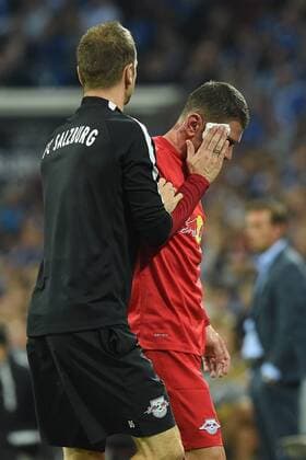 Fußball Europa League Gruppenphase 2. Spieltag Schalke 04 - Red Bull Salzburg am 29.09.2016 in der Veltins Arena in Gelsenkirchen Jonatan Soriano ( Salzburg ) verlässt verletzt das Spielfeld xRx