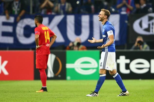 SOCCER - UEFA EL, Schalke vs RBS GELSENKIRCHEN,GERMANY,29.SEP.16 - SOCCER - UEFA Europa League, group stage, FC Schalke 04 vs Red Bull Salzburg. Image shows the rejoicing of Benedikt Hoewedes (Schalke). GEPAxpictures xFelixxRoittner