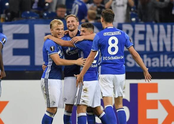 29.09.2016, Fussball UEFA Europa League, 2016 17, 2. Spieltag, FC Schalke 04 - RB Salzburg, Jubel Schalke nach dem 2:0, v.li., Johannes Geis (Schalke 04), Benedikt Hoewedes, Benedikt Höwedes (Schalke 04), Alessandro Schoepf, Alessandro Schöpf (Schalke 04), , Leon Goretzka (Schalke 04)