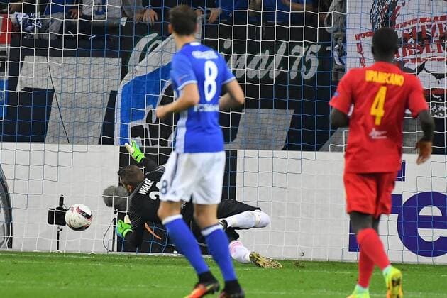 GER, UEFA EL, FC Schalke 04 (GER) vs. RB Salzburg (AUT) 29.09.2016, Veltins-Arena , Gelsenkirchen , UEFA Europa Leaque, Gruppe I, im Bild: Tor für Schalke 2:0 durch Benedikt Höwedes Hoewedes (FC Schalke 04 4) ( nicht im Bild ) stand re Torwart ALEXANDER WALKE (RB Salzburg (AUT) 33) machtlos Foto © nordphoto Meuter nordphotox xMeuter