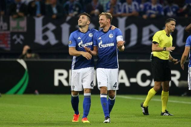 29.09.2016, Fussball UEFA Europa League, 2016 17, 2. Spieltag, FC Schalke 04 - RB Salzburg, v. l. Sead KOLASINAC (FC Schalke 04) jubelt mit Benedikt HOEWEDES (FC Schalke 04)