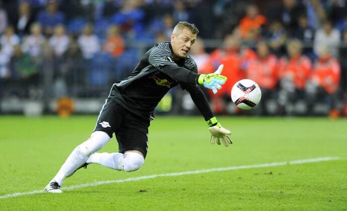 Fussball, UEFA Europe League, Herren, Saison 2016 2017, 2. Spieltag, VELTINS Arena Gelsenkirchen: FC Schalke 04, S04 (blau) - Red Bull Salzburg (rot); Das 2:0, Alexander Walke (RB Salzburg) verschätzt sich beim Schuss von Benedikt Höwedes (S04), Aktion.