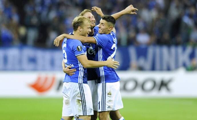 Fussball, UEFA Europe League, Herren, Saison 2016 2017, 2. Spieltag, VELTINS Arena Gelsenkirchen: FC Schalke 04, S04 (blau) - Red Bull Salzburg (rot); Jubel Benedikt Höwedes (S04) nach seinem Tor zum 2:0, zusammen mit Johannes Geis (S04), Alessandro Schöpf (S04). Jubel, Freude, Aktion.