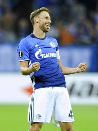 Fussball, UEFA Europe League, Herren, Saison 2016 2017, 2. Spieltag, VELTINS Arena Gelsenkirchen: FC Schalke 04, S04 (blau) - Red Bull Salzburg (rot); Jubel Benedikt Höwedes (S04) nach seinem Tor zum 2:0. Jubel, Freude, Aktion, Einzelbild.