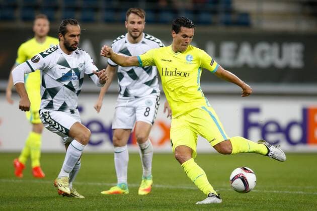 Konyaspor s Ali Turan and Gent s Jeremy Perbet fight for the ball during a game on the second day of the group stage (group H) of the Europa League competition between Belgian club KAA Gent and Turkish club Atiker Konyaspor, Thursday 29 September 2016, in Gent. BRUNOxFAHY  x04943778x