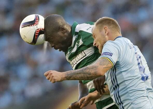 Celta de Vigo s John Guidetti (R) vies for the ball with Christopher Samba (L) from Panathinaikos during the UEFA Europa League group G match between Celta de Vigo and Panathinaikos held at the Balaidos Stadium in Vigo, Spain, on 29 September 2016. CELTA - PANATHINAIKOS !ACHTUNG: NUR REDAKTIONELLE NUTZUNG!  20160929-636107772096820219