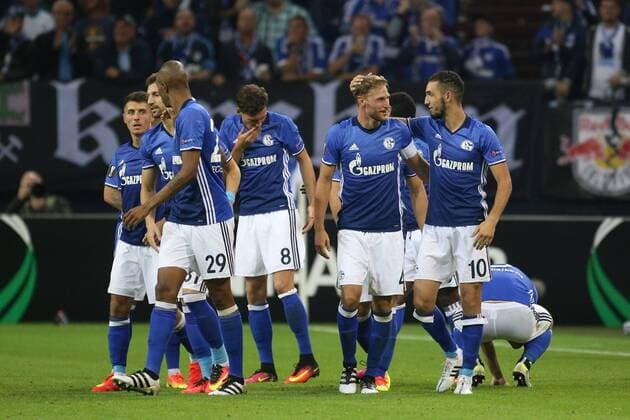 29.09.2016, Fussball UEFA Europa League, 2016 17, 2. Spieltag, FC Schalke 04 - RB Salzburg, v. l. Naldo (FC Schalke 04),Leon GORETZKA (FC Schalke 04),Benedikt HOEWEDES (FC Schalke 04),Nabil BENTALEB (FC Schalke 04) jubeln