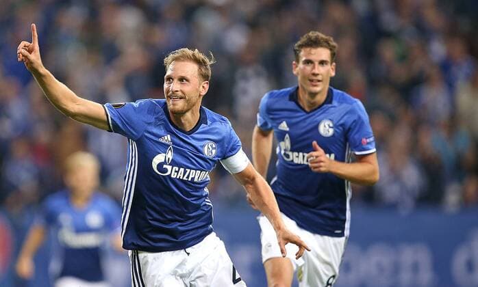 29.09.2016, Fussball UEFA Europa League 2016 2017, Gruppenphase, 2.Spieltag, FC Schalke 04 - RB Salzburg, in der VELTINS-Arena Gelsenkirchen. Jubel v.l. Torschütze Benedikt Höwedes (Schalke) und Leon Goretzka (Schalke) zum Tor zum 3:0 