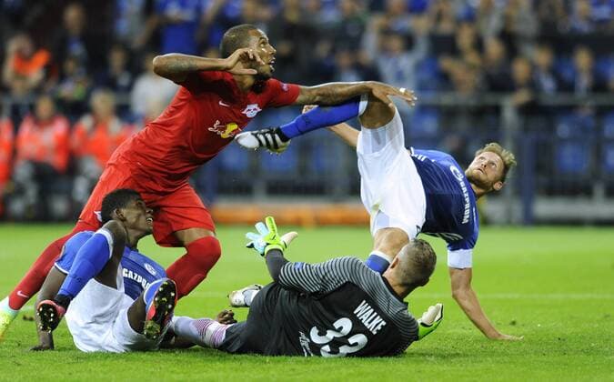 Fussball, UEFA Europe League, Herren, Saison 2016 2017, 2. Spieltag, VELTINS Arena Gelsenkirchen: FC Schalke 04, S04 (blau) - Red Bull Salzburg (rot); Benedikt Höwedes (S04) erzielt das Tor zum 3:0 gegen Paulo Miranda (RB Salzburg), Alexander Walke (RB Salzburg), daneben Breel Embolo (S04), Aktion.
