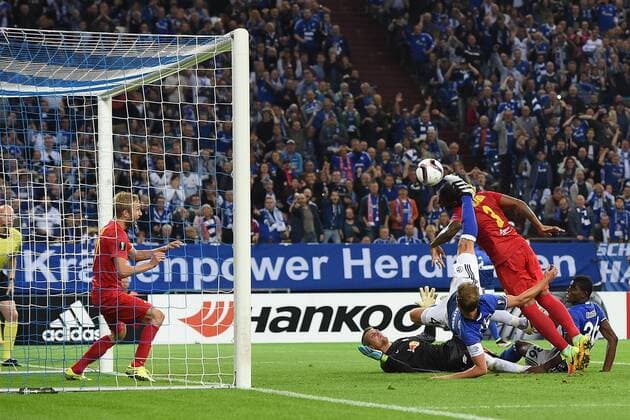 Bilder des Tages - SPORT Fußball Europa League Gruppenphase 2. Spieltag Schalke 04 - Red Bull Salzburg am 29.09.2016 in der Veltins Arena in Gelsenkirchen Tor zum 3:0 durch Benedikt Höwedes ( Schalke ) xRx