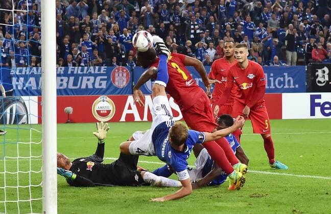 29.09.2016, Fussball UEFA Europa League, 2016 17, 2. Spieltag, FC Schalke 04 - RB Salzburg, 02 Benedikt Hoewedes, Benedikt Höwedes (Schalke 04), re., erzielt mit einem Seitfallschuss das Tor zum 3:0