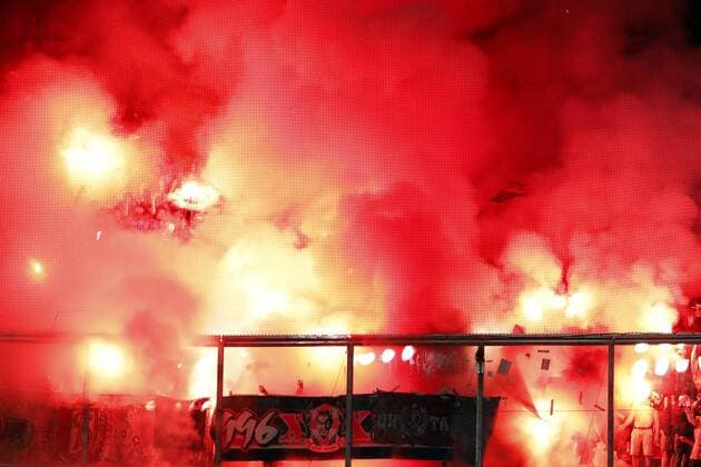 Fußball, EL, Ajax Amsterdam - Standard Lüttich, Pyrotechnik der Standard-Fans fans of Standard Liege with fireworks during the UEFA Europa League group G match between Ajax Amsterdam and Standard Li& 232;ge at the Amsterdam Arena on September 29, 2016 in Amsterdam, The Netherlands Ajax Amsterdam v Standard Li& 232;ge UEFA Europa League 2016 2017 xVIxxIVx 6312190