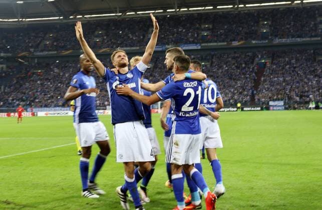 29.09.2016 - Benedikt Höwedes (FC Schalke 04) freut sich über seinen Tor zum 3:0 beim Europa League Gruppenspiel (Saison 2016 17) FC Schalke 04 - FC Salzburg. Â