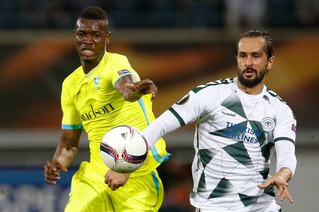 Gent s Kalifa Coulibaly and Konyaspor s Ali Turan fight for the ball during a game on the second day of the group stage (group H) of the Europa League competition between Belgian club KAA Gent and Turkish club Atiker Konyaspor, Thursday 29 September 2016, in Gent. BRUNOxFAHY  x04943796x