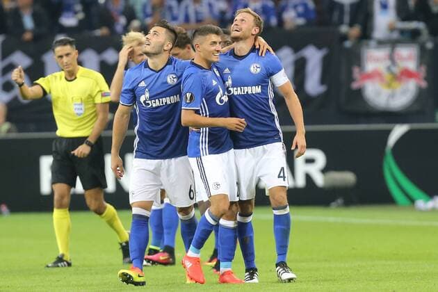 Torjubel ueber das Tor zum 2:0 durch Benedikt Hoewedes ( 4, FC Schalke 04) mit Alessandro Schoepf ( 21, FC Schalke 04), und anderen, FC Schalke 04 vs. RB Salzburg, Fussball, UEFA EURO EM Europameisterschaft Fussball League, 29.09.2016, Gelsenkirchen Copyright: xDeutzmannx xEibner-Pressefotox EP_cdn