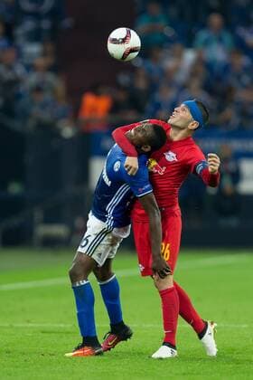 Breel Embolo (Schalke,li.) gegen Jonatan Soriano (Salzburg) Europa League Gruppenspiel (Saison 2016 17) FC Schalke 04 - FC Salzburg