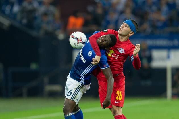 Bilder des Tages - SPORT Breel Embolo (Schalke,li.) gegen Jonatan Soriano (Salzburg) Europa League Gruppenspiel (Saison 2016 17) FC Schalke 04 - FC Salzburg