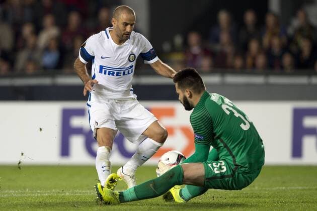 From left: Rodrigo Palacio of Milan and goalkeeper of Sparta Tomas Koubek in action during the European Football League second round group K match, Sparta Praha vs Inter Milan in Prague, Czech Republic, September 29, 2016. (CTKxPhoto MichalxKamaryt) CTKPhotoP201609291049401  kmt 18