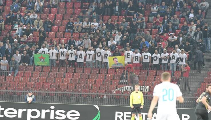 Fußball, EL, FC Zürich - Osmanlispor, Erdogan-Kritiker auf der Tribüne 29.09.2016 Zürich.Schweiz Stadion Letzigrund Fussball Herren Saison 2016 2017 Europa League FC Zürich - Osmanlispor . Bild zeigt Demo gegen Präsident Erdogan Aktion 
