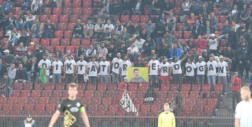 Bilder des Tages - SPORT Fußball, EL, FC Zürich - Osmanlispor, Erdogan-Kritiker auf der Tribüne 29.09.2016 Zürich.Schweiz Stadion Letzigrund Fussball Herren Saison 2016 2017 Europa League FC Zürich - Osmanlispor . Bild zeigt Demo gegen Präsident Erdogan Aktion 