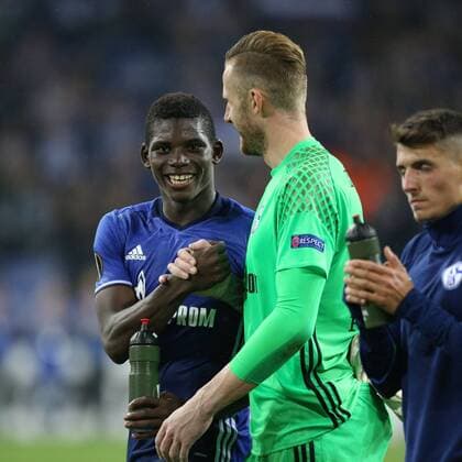 29.09.2016, Fussball UEFA Europa League, 2016 17, 2. Spieltag, FC Schalke 04 - RB Salzburg, v. l. Breel EMBOLO (FC Schalke 04) mit Ralf FAEHRMANN (FC Schalke 04)