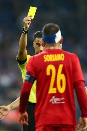 SOCCER - UEFA EL, Schalke vs RBS GELSENKIRCHEN,GERMANY,29.SEP.16 - SOCCER - UEFA Europa League, group stage, FC Schalke 04 vs Red Bull Salzburg. Image shows referee Serdar Goezuebueyuek and Jonatan Soriano (RBS). Keywords: yellow card. GEPAxpictures xFelixxRoittner