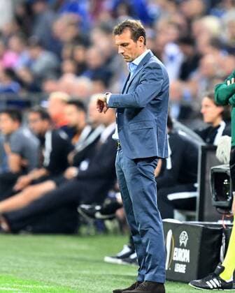 Fussball, UEFA Europa League, Saison 2016 2017, Spieltag 2, FC Schalke 04 vs Red Bull Salzburg, 29.09.2016, SchalkeArena, Gelsenkirchen , Markus Weinzierl, S04 Trainer, Uhr schauen