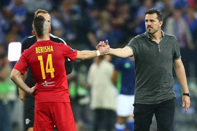 SOCCER - UEFA EL, Schalke vs RBS GELSENKIRCHEN,GERMANY,29.SEP.16 - SOCCER - UEFA Europa League, group stage, FC Schalke 04 vs Red Bull Salzburg. Image shows Valon Berisha and head coach Oscar Garcia (RBS). GEPAxpictures xFelixxRoittner