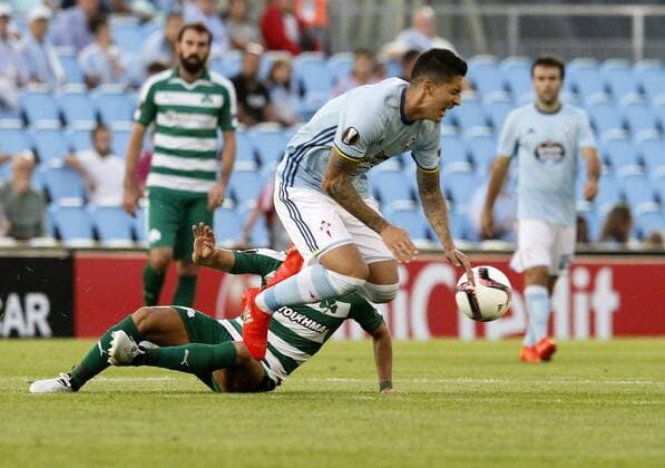 Celta de Vigo s midfielder Pablo Hernandez falls during the UEFA Europa League group G match between Celta de Vigo and Panathinaikos held at the Balaidos Stadium in Vigo, Spain, on 29 September 2016. EFE Salvador Sas CELTA - PANATHINAIKOS !ACHTUNG: NUR REDAKTIONELLE NUTZUNG!  20160929-636107804674336261