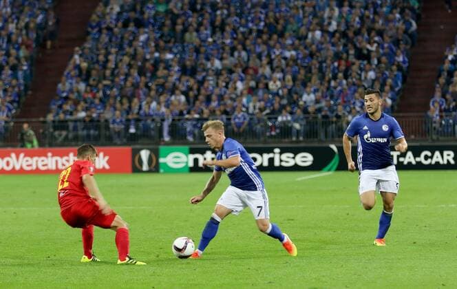 29.09.2016 - Max Meyer (FC Schalke 04) gegen Stefan Lainer (FC Red Bull Salzburg) beim Europa League Gruppenspiel (Saison 2016 17) FC Schalke 04 - FC Salzburg. Â