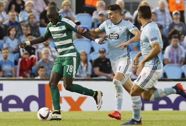 Celta de Vigo s Sene (R) vies for the ball with Coulibaly (L) from Panathinaikos during the UEFA Europa League group G match between Celta de Vigo and Panathinaikos held at the Balaidos Stadium in Vigo, Spain, on 29 September 2016. CELTA - PANATHINAIKOS !ACHTUNG: NUR REDAKTIONELLE NUTZUNG!  20160929-636107805362325484
