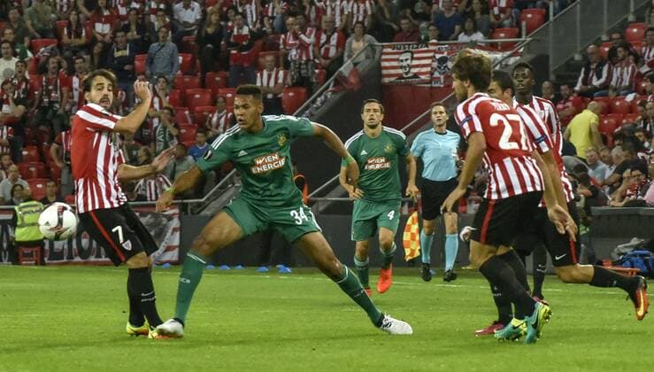Athletic de Bilbao s midfielder Bena Etxebarria (L) fights for the ball with Rapid Viena s Brazilian player AJoelinton during the UEFA EURO EM Europameisterschaft Fussball match between Athletic Bilbao and Rapid Viena, Bilbao, Basque Country, Spain. ATHLETIC BILBAO VS. RAPID DE VIENA !ACHTUNG: NUR REDAKTIONELLE NUTZUNG!  BIL001 20160929-636107814519827190