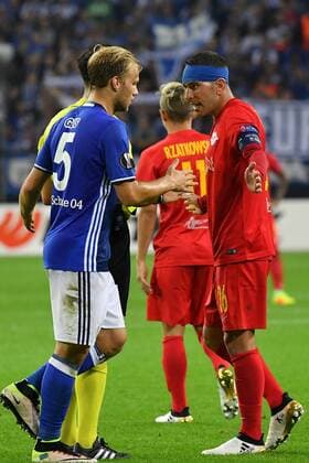 GER, UEFA EL, FC Schalke 04 (GER) vs. RB Salzburg (AUT) 29.09.2016, Veltins-Arena , Gelsenkirchen , UEFA Europa Leaque, Gruppe I, im Bild: gelbe Karte durch Gözübüyük Goezuebueyuek (Niederlande) (Schiedsrichter, referee, Schiri, unpateiischer) nach einem Foul von JONATAN SORIANO (RB Salzburg (AUT) 26) er entschuldigt sich aber Foto © nordphoto Meuter nordphotox xMeuter