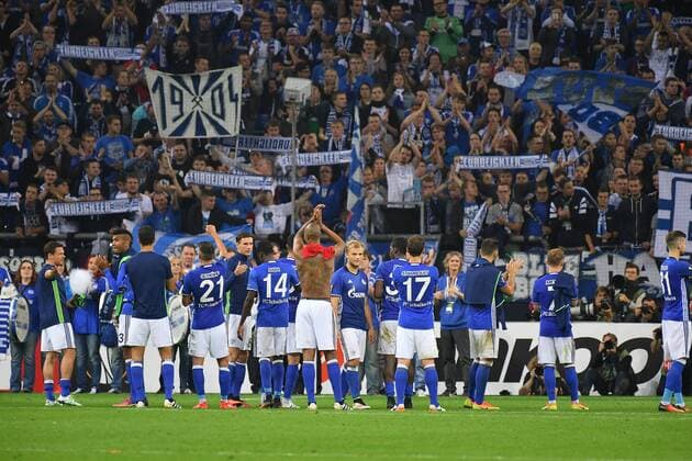 GER, UEFA EL, FC Schalke 04 (GER) vs. RB Salzburg (AUT) 29.09.2016, Veltins-Arena , Gelsenkirchen , UEFA Europa Leaque, Gruppe I, im Bild: die Mannschaft bedankt sich bei den Fans Foto © nordphoto Meuter nordphotox xMeuter