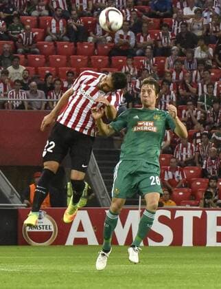 Athletic de Bilbao s midfielder Raul Garcia (L) fights for the ball with Rapid Viena s Croatian player Ivan Mocinic during the UEFA EURO EM Europameisterschaft Fussball match between Athletic Bilbao and Rapid Viena, Bilbao, Basque Country, Spain. ATHLETIC BILBAO VS. RAPID DE VIENA !ACHTUNG: NUR REDAKTIONELLE NUTZUNG!  BIL001 20160929-636107818491209244