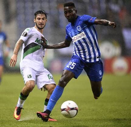 Sassuolo s Matteo Politano and Genk s Wilfried Onyinye Ndidi fight for the ball during a game on the second day of the group stage (group F) of the Europa League competition between Belgian soccer team KRC Genk and Italian club US Sassuolo Calcio in Genk, Thursday 29 September 2016. YORICKxJANSENS  x04943921x