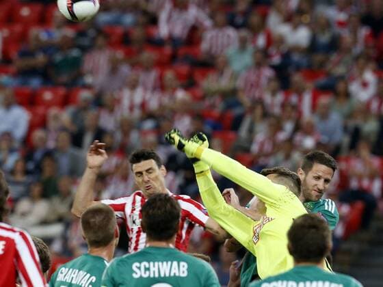 Athletic de Bilbao s striker Aritz Aduriz (3L) fights for the ball with Rapid Viena s Austrian goalkeeper Strebinger during the UEFA EURO EM Europameisterschaft Fussball match between Athletic Bilbao and Rapid Viena, Bilbao, Basque Country, Spain. ATHLETIC BILBAO VS. RAPID DE VIENA !ACHTUNG: NUR REDAKTIONELLE NUTZUNG!  BIL001 20160929-636107819112549278
