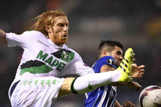 Sassuolo s Davide Biondini and Genk s Alejandro Pozuelo fight for the ball during a game on the second day of the group stage (group F) of the Europa League competition between Belgian soccer team KRC Genk and Italian club US Sassuolo Calcio in Genk, Thursday 29 September 2016. YORICKxJANSENS  x04943935x