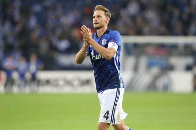 Benedikt Hoewedes ( 4, FC Schalke 04) nach dem Spiel gluecklich ueber den Sieg, FC Schalke 04 vs. RB Salzburg, Fussball, UEFA EURO EM Europameisterschaft Fussball League, 29.09.2016, Gelsenkirchen Copyright: xDeutzmann xEibner-Pressefotox EP_CDN