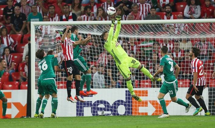SOCCER - UEFA EL, Bilbao vs Rapid BILBAO,SPAIN,29.SEP.16 - SOCCER - UEFA Europa League, group stage, Athletic Club Bilbao vs SK Rapid Wien. Image shows Ivan Mocinic (Rapid), Aritz Aduriz (Bilbao), Christoph Schoesswendter (Rapid), Richard Strebinger (Rapid) and Arnor Ingvi Traustason (Rapid). Keywords: Wien Energie. GEPAxpictures xPhilippxBrem
